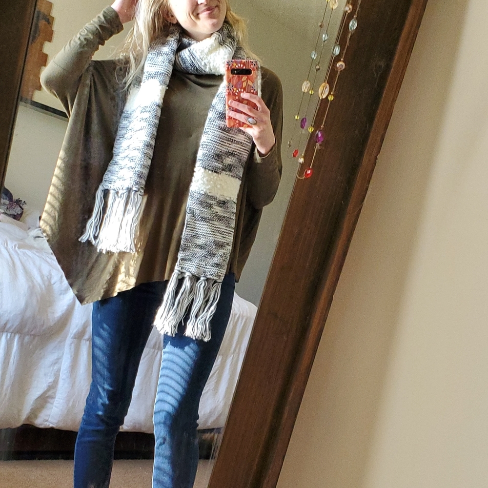 White and black color blocked scarf